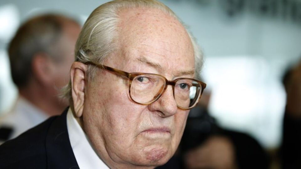 Baba Le Pen dönüyor