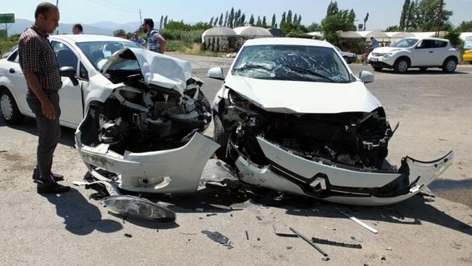 İki otomobil kavşakta çarpıştı