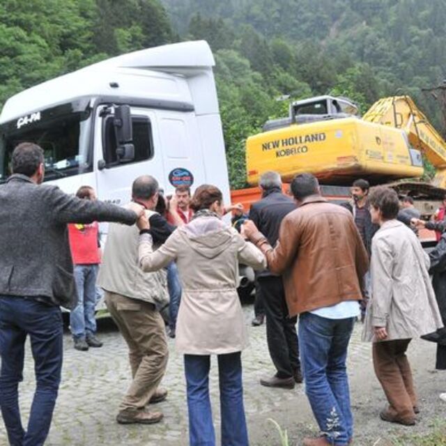'Yeşil yol'a horonlu protesto