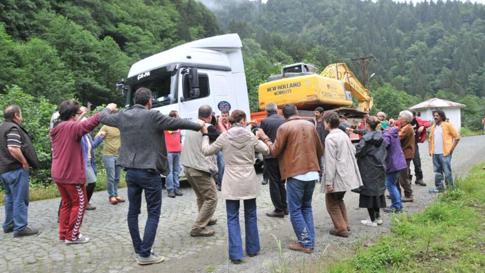 'Yeşil yol'a horonlu protesto