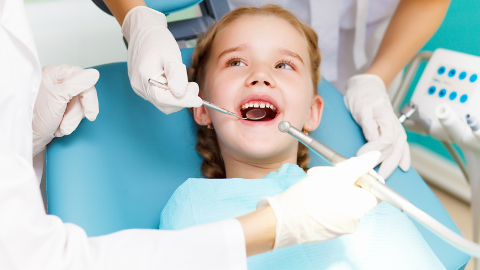 Süt dişlerini erken çektirmeyin!