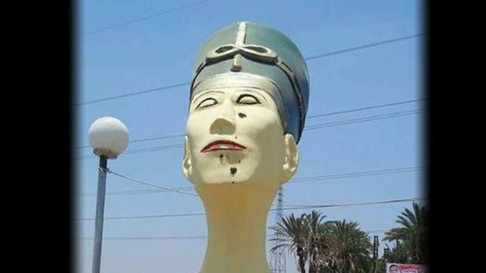 Güzel kraliçeye çirkin büst