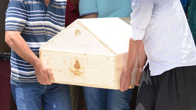 Çivilenmiş tabutla toprağa verildiler