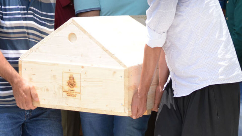 Çivilenmiş tabutla toprağa verildiler