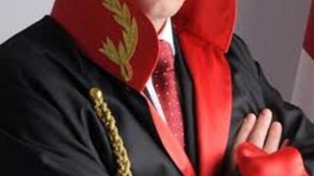 Dolandırıcı sahte hâkim, gerçek hâkim karşısında yakayı ele verdi