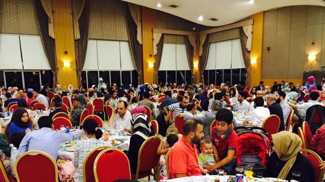 Yeryüzü doktorları bebekler için iftar sofrasında buluştu