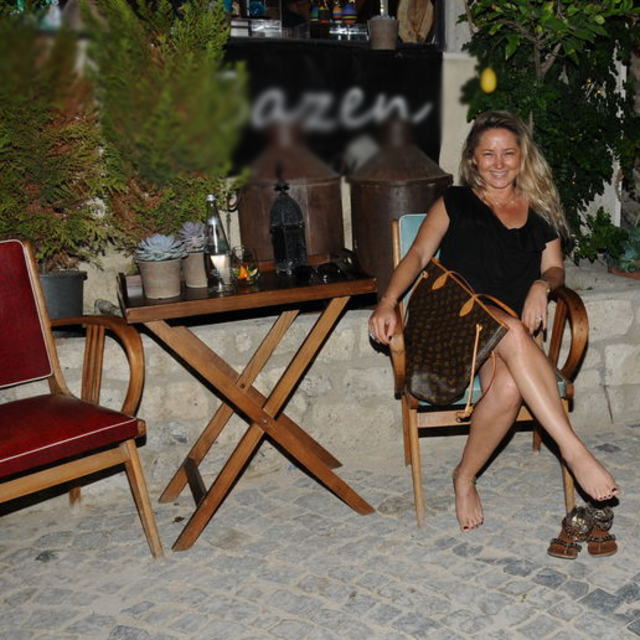 Yalınayak eşini bekledi