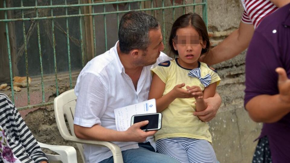 Üvey annesini kız kardeşinin gözleri önünde vurdu