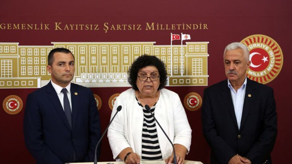 CHP'li vekil gözyaşlarını tutamadı