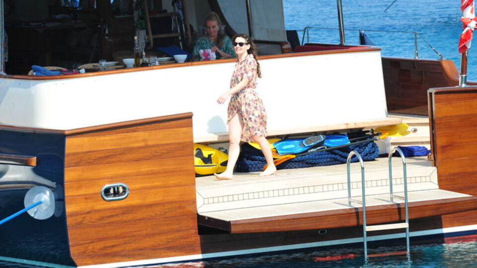 Teknede güneş banyosu