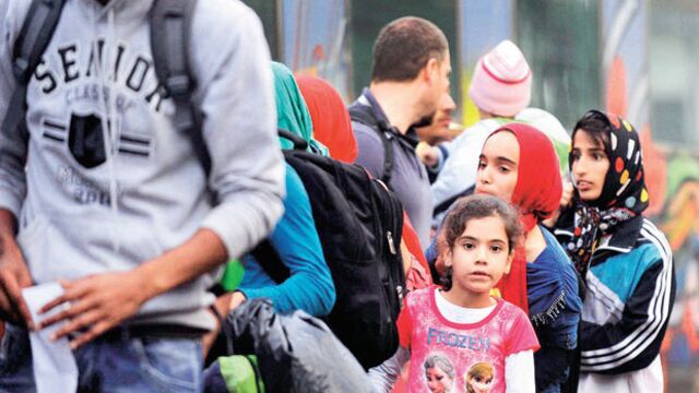 Makedon çeteleri Suriyelileri dövüyor