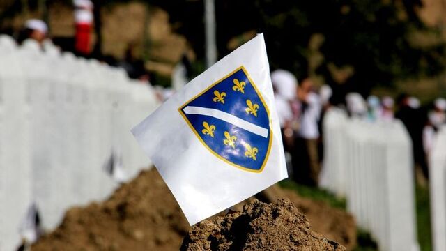 Srebrenitsa kurbanlarını anıyor