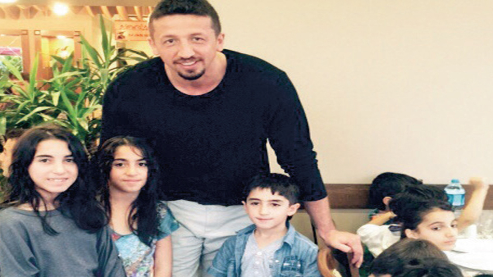 Dev adam yetim çocuklarla buluştu