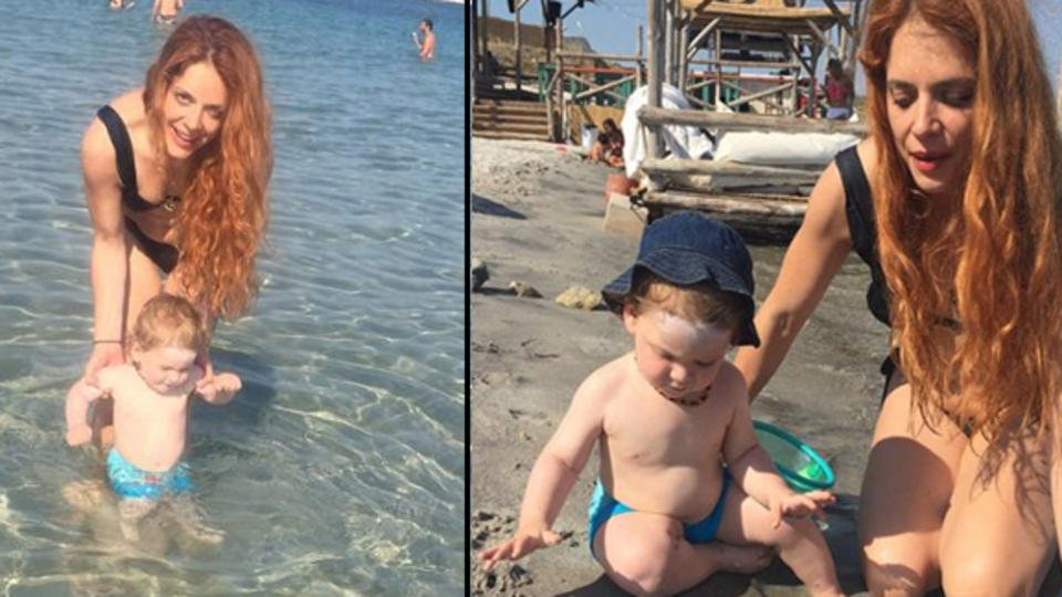 Çocuğuyla denizin tadını çıkardı