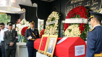 Cenazede dikkat çeken çelenk!