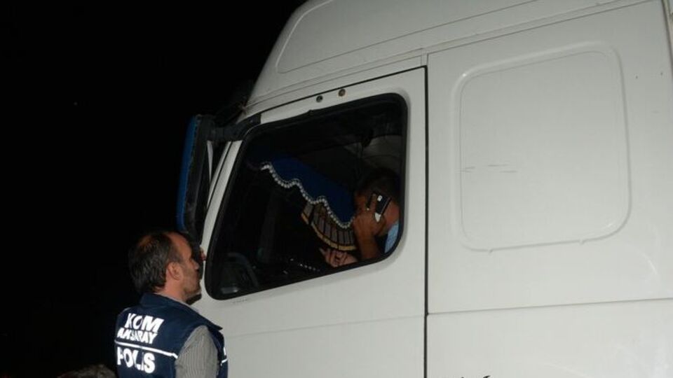 Polisi görünce kendini TIR'a kilitledi!