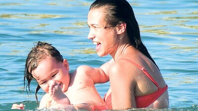 Anne-oğulun deniz keyfi