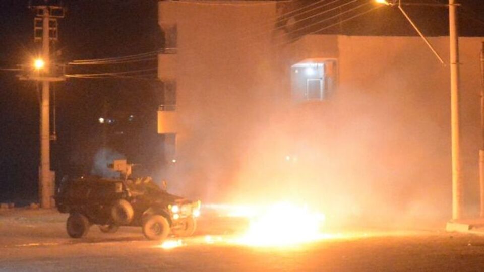 İzinsiz gösterilerde 1 polis yaralandı