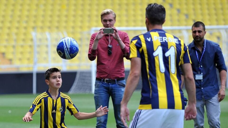 Babasını gölgede bıraktı