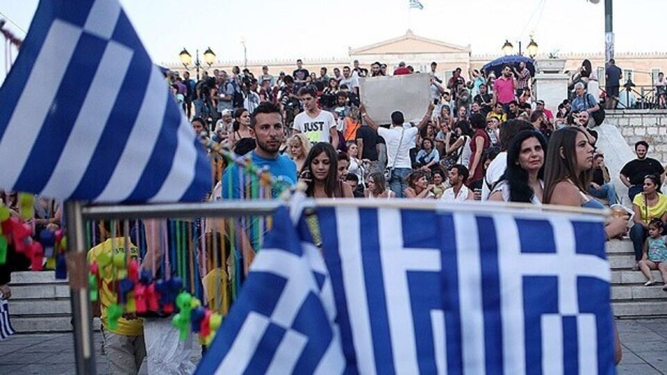 Yunanistan'da kritik oylama başladı