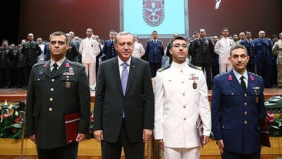 Harp Akademileri'nde mezuniyet törene katıldı