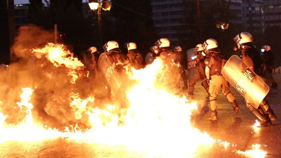 Yunanistan'da kemer sıkmaya onay!