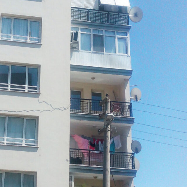 Birinin kocası balkondan attı, diğer koca kurtardı