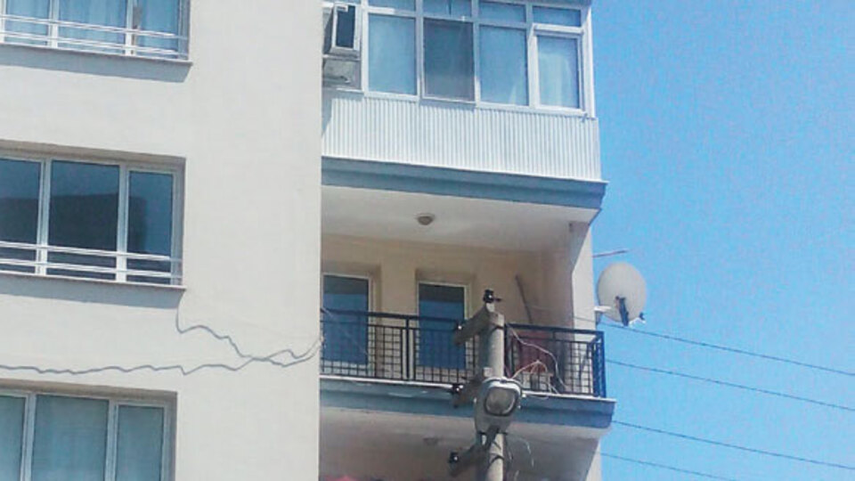 Birinin kocası balkondan attı, diğer koca kurtardı