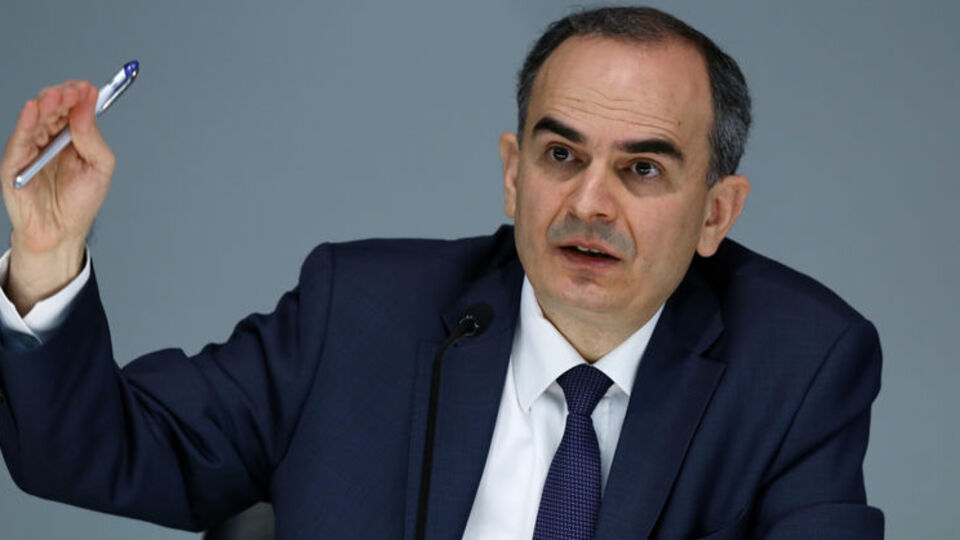 Sözünü geçiremiyor!