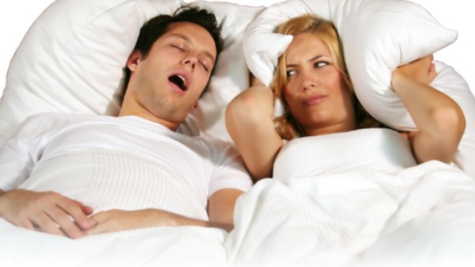 Horlayan insan uykusunu alamıyor