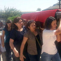 Yaralı halde annesinin tabutunu taşıdı