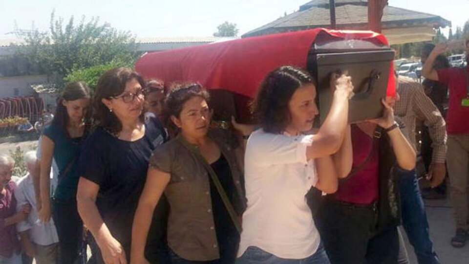 Yaralı halde annesinin tabutunu taşıdı