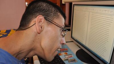 Burnuyla kitap yazıyor