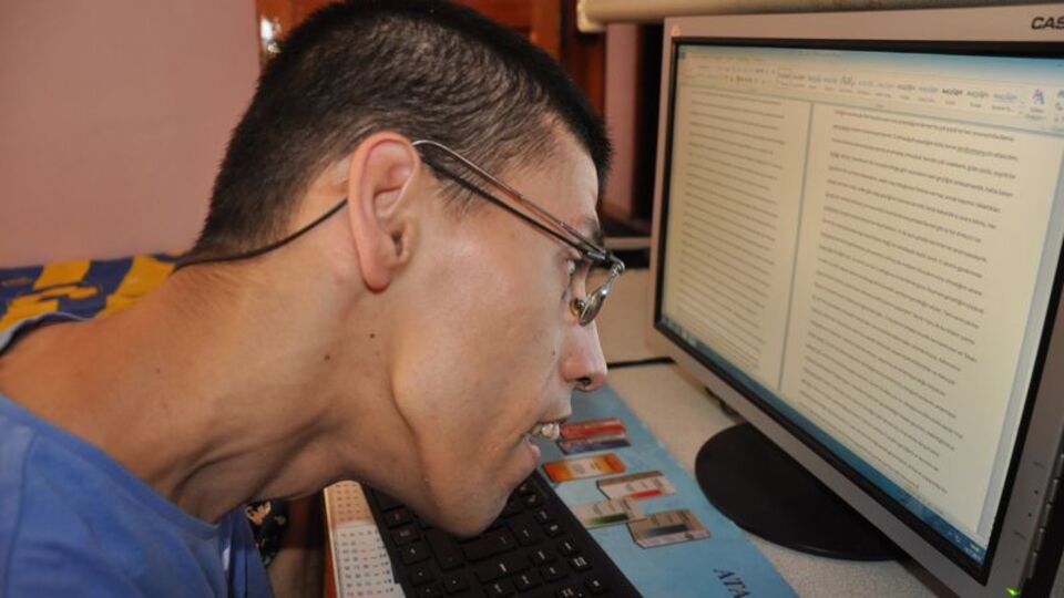 Burnuyla kitap yazıyor