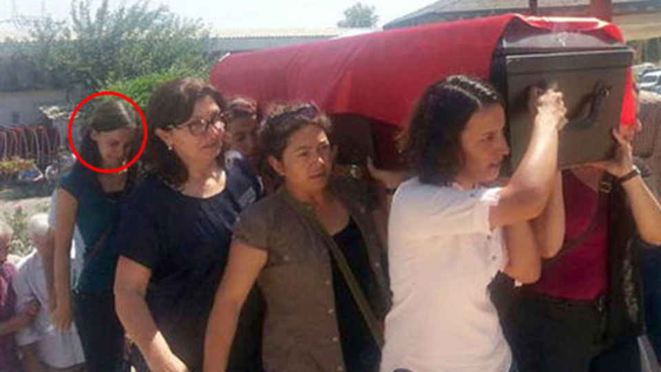 Yaralı kurtuldu annesinin tabutunu taşıdı