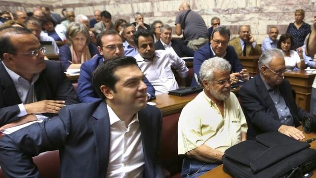 Yunanistan en kritik oylamaya "evet" dedi!