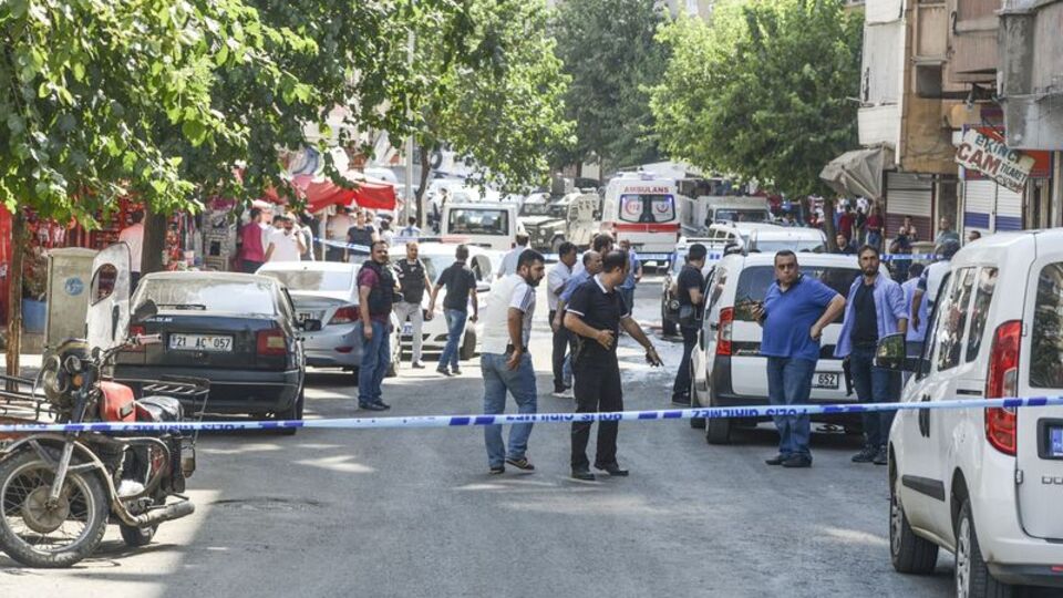 Diyarbakır'da polise silahlı saldırı: 1 şehit!
