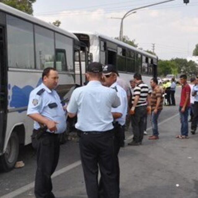 3 servis midibüsü çarpıştı: 31 işçi yaralı