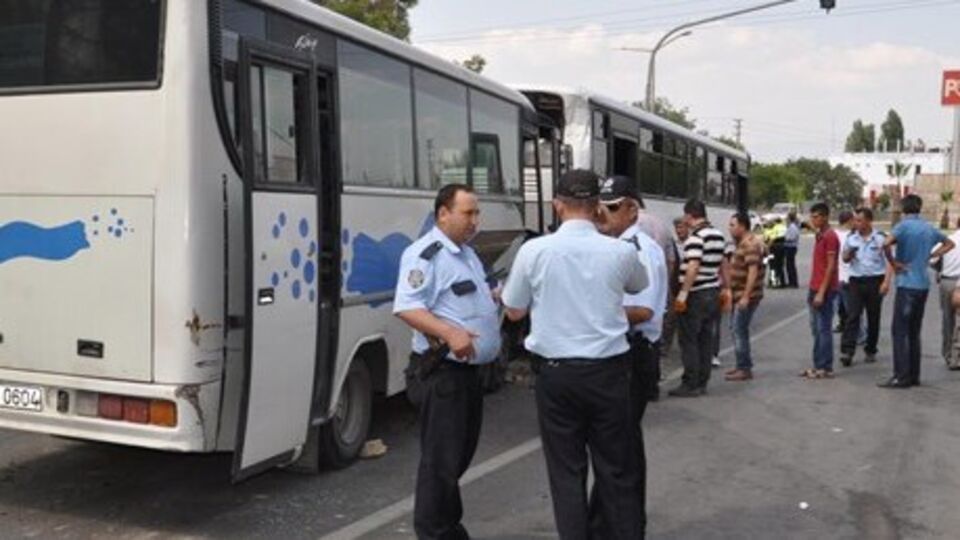 3 servis midibüsü çarpıştı: 31 işçi yaralı