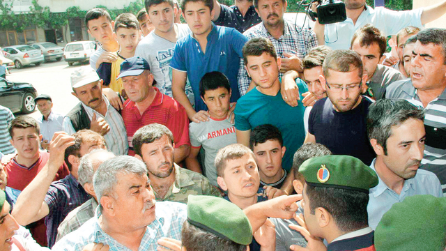 Altın madeni istemeyen köylü ÇED heyetini kahveye kilitledi