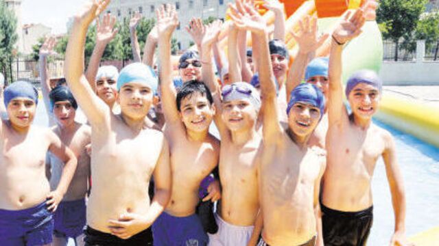 Portatif havuzlarda eğlenceli yaz