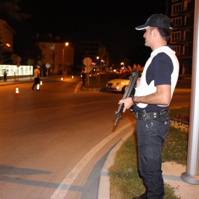 Polislere 'Silahlarınız her an atış için hazır olsun' talimatı
