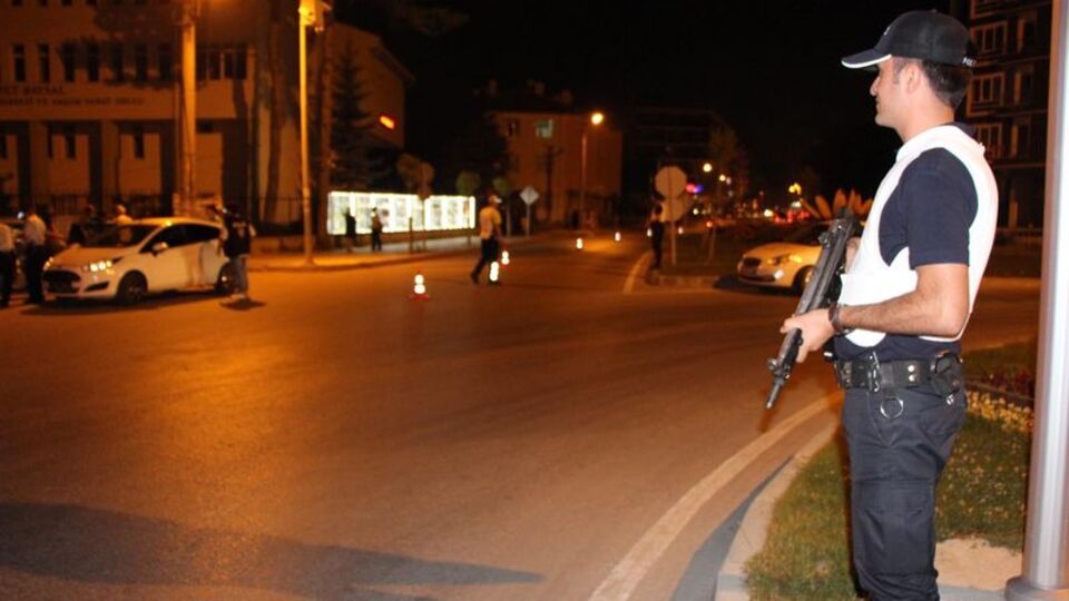 Polislere 'Silahlarınız her an atış için hazır olsun' talimatı