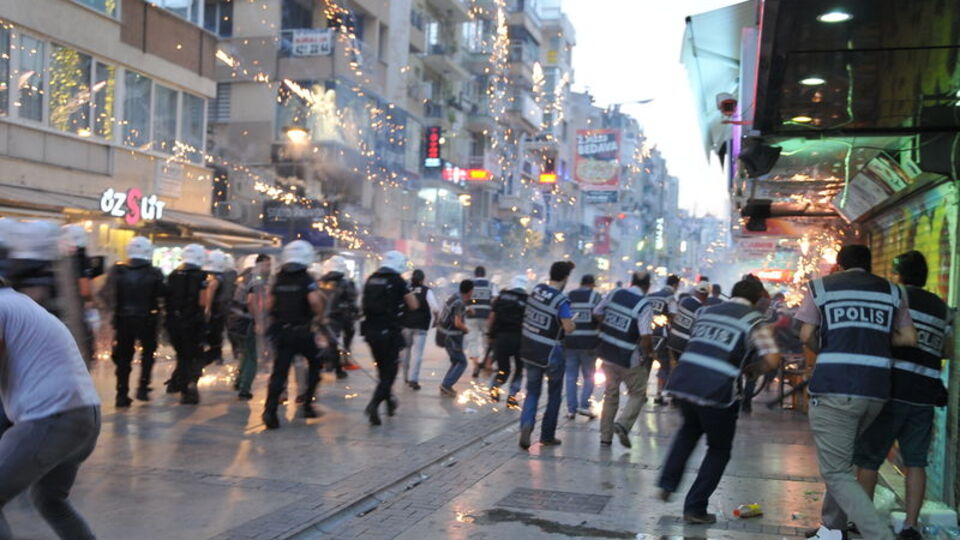 İzmir'deki izinsiz yürüyüşe müdahale: 9 gözaltı