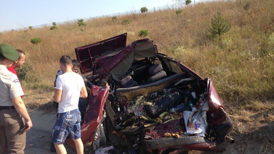 Kamyon emniyet şeridindeki otomobili biçti: 1 ölü 2 yaralı