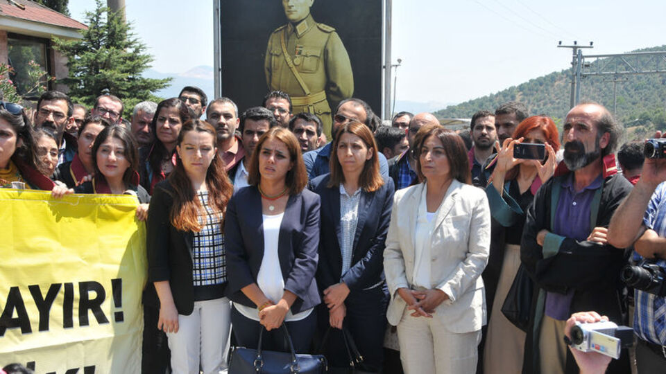 120 avukat Öcalan için dilekçe verdi