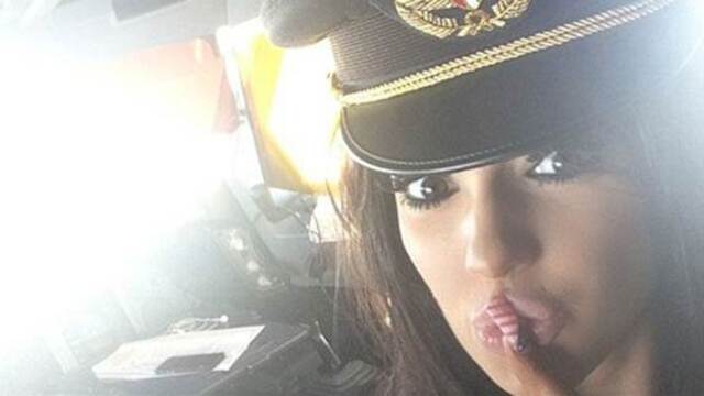Pilot porno yıldızını kokpite davet etmiş!