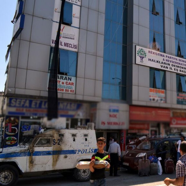 O ilde polis ve HDP'liler alarma geçti
