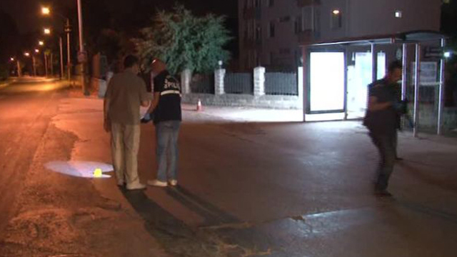İzmir'de kışlaya ateş açıldı