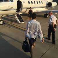 Konsere özel jetle yetişti